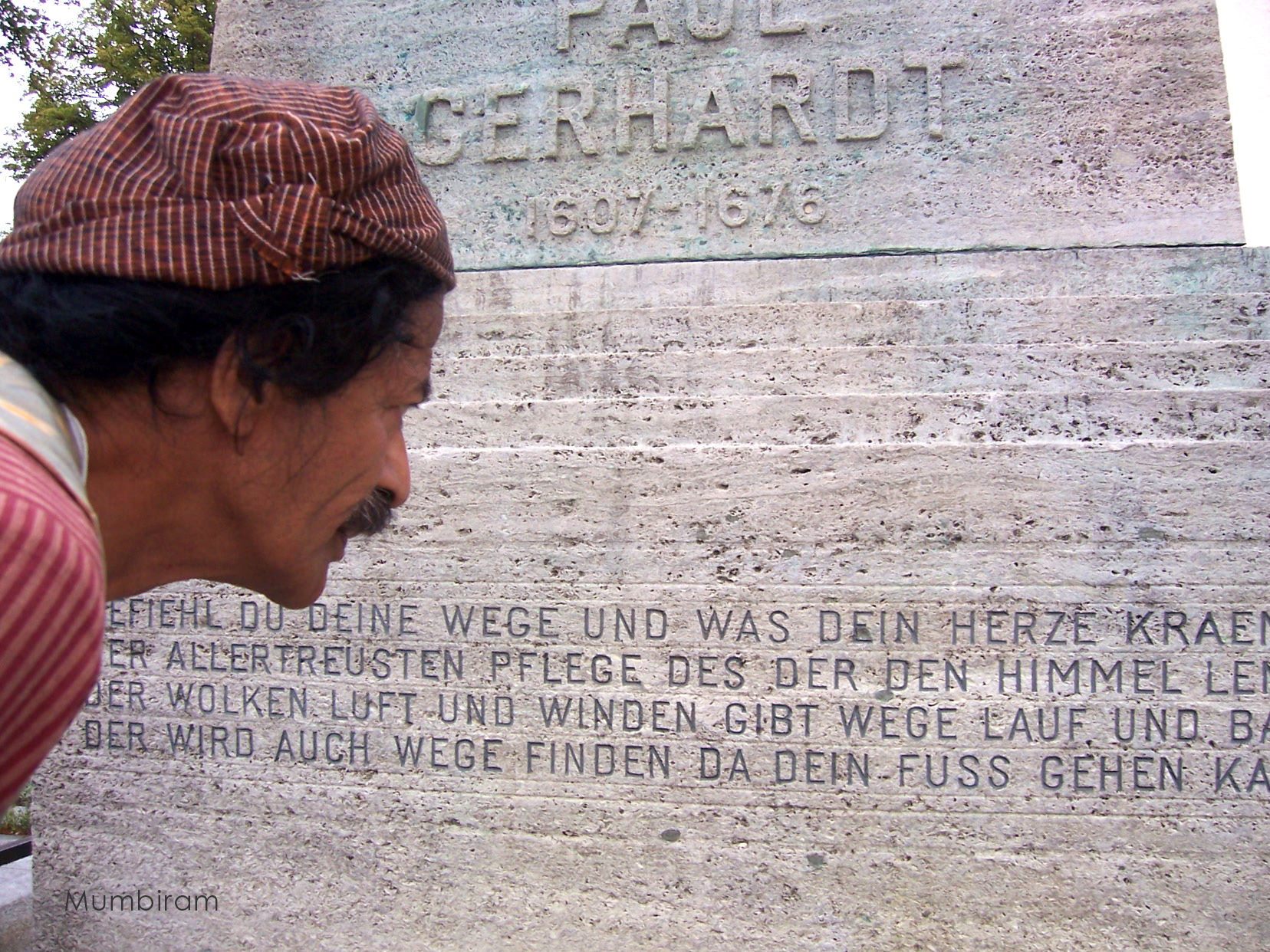 Mumbiram Inspiration Paul Gerhardt, sign Mumbiram am Sockel des Paul Gerhardt Denkmals in Lübben, 2011, (Foto privat)