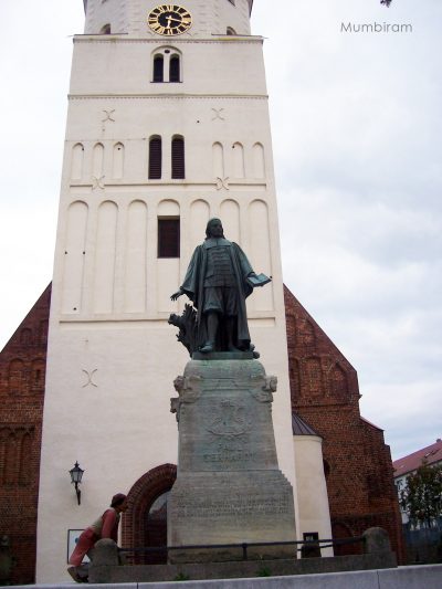 Mumbiram at Paul Gerhardt Statue Luebben 2011, sign Mumbiram an der Paul-Gerhardt-Kirche Lübben, 2011, (Foto privat)
